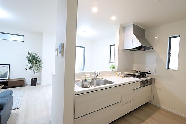 対面キッチン
忙しい朝でも家族揃って食事をして頂ける、ゆとりある大きさのダイニングスペース。奥様の手料理をカウンター越しに受けとって頂き、テーブルで囲む素敵な時間を存分にお愉しみ下さい。