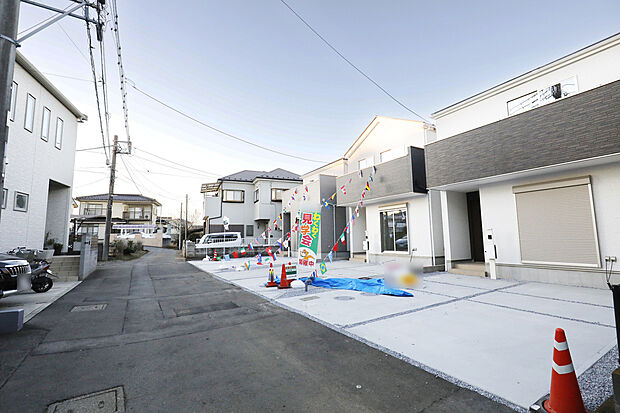 駐車スペースとして2台を確保いたしましたので、大きめのお車でも駐車可能です。自転車やバイクなど、ゆとりのある敷地で置き場所に困ることはないでしょう。