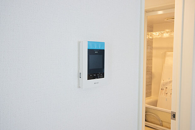 【TVモニター付きインターホン】来訪者の様子を室内TVモニターでチェック。対応したくないセールスを断りやすく、子どもに留守番をさせるときも安心。不在時の来訪者を録画でき、犯罪抑止効果も期待できます。
