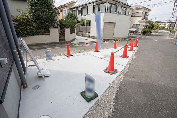 【両面道路、カースペース1台可　3号棟】ゆったりとした駐車スペースを確保いたしましたので、大きめのお車でも駐車可能です。自転車やバイクなど、ゆとりのある敷地で置き場所に困ることはないでしょう。