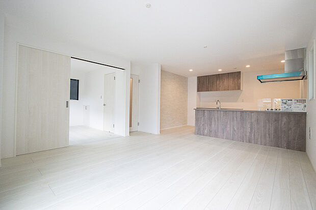 【■リビング18帖と一体で使える洋室4.9帖】リビングに隣接する個室に段差がない間取ですので、引き戸を開け放てば２部屋が一体となり広々に。快適空間が生まれることで、家族が集まりやすくなります。