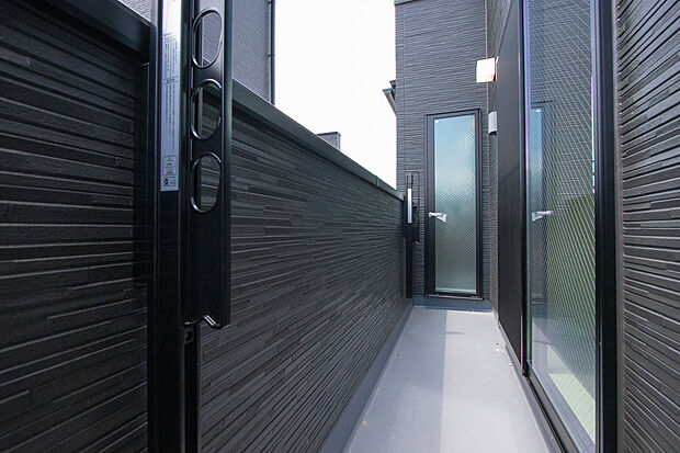 【■南面のバルコニー　2号棟】南バルコニーから差し込む陽光・通風は、住環境・快適性と共に有り続ける貴重な「財産」です。この新築戸建に住まう事で手に入れるものは、きっと日常にとっても貴重な存在となるはずです。