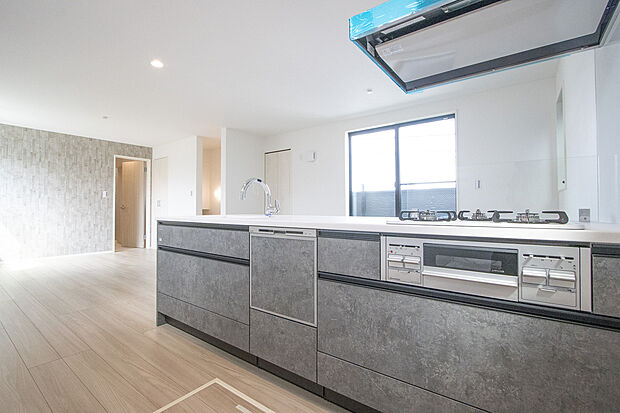 【オープンキッチン　3号棟】リビングにいるお子様と会話をしながら家事ができるオープンキッチン。いま手があいているか、忙しそうなのか相手の様子を伺いながらコミュニケーションをとる訓練にもなります。