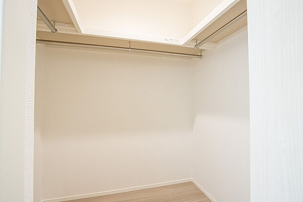 【豊富な各部屋収納　WIC（ウォークインクローゼット）3号棟】何より、中に入れば全ての服が見てわかるので選択しやすいんです。朝の忙しいときなど便利だな～と思いますよ。一つのスペースで済むって所がいいんですよね。