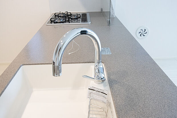 【浄水器一体型混合水栓】一つの蛇口で「原水（水道水）」「シャワー」「浄水」を切り替えられる、浄水器を内蔵した混合水栓です。浄水は、水栓本体の首部分に付属のカートリッジをセットして使用します。