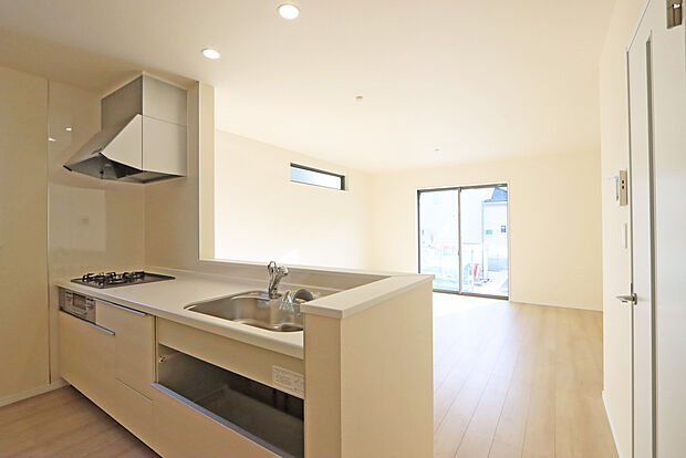 【対面カウンターキッチン B号棟】生活の中心となるLDKは対面キッチンタイプのゆったりサイズ。生活動線をワンフロアに集中させることで、ご家族が自然と集まる空間を設計から実現しました。