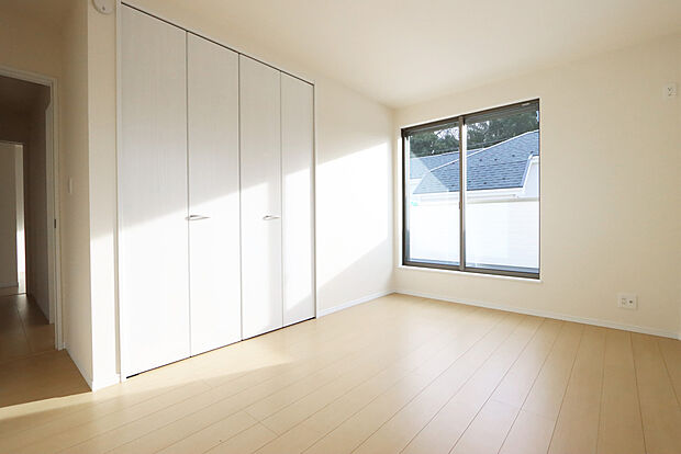 【全居住スペースに収納付き F号棟】各部屋を最大限に広く使って頂ける様、全居住スペースに収納付。プライベートルームはゆったりと快適に。