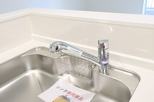 【浄水器一体型混合水栓】一つの蛇口で「原水（水道水）」「シャワー」「浄水」を切り替えられる、浄水器を内蔵した混合水栓です。浄水は、水栓本体の首部分に付属のカートリッジをセットして使用します。

