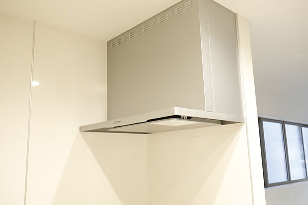 【吸引力のあるスリムレンジフード】お手入れを極力省けるように工夫した、スリム型レンジフード。機能性やキッチンをスッキリ見せるデザイン性も魅力です。

