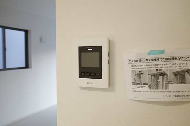 【TVモニター付インターホン】来訪者の様子を室内TVモニターでチェック。対応したくないセールスを断りやすく、子どもに留守番をさせるときも安心。不在時の来訪者を録画でき、犯罪抑止効果も期待できます。