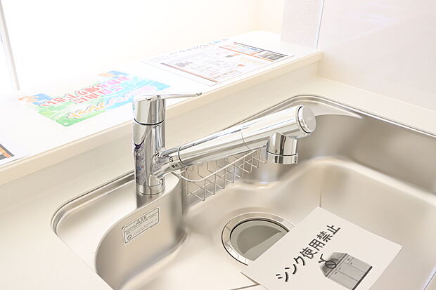 【浄水器一体型混合水栓】浄水器付き水栓を使用しており、きれいなお水を手軽に使えるキッチン。料理や飲み水など、日々の生活にも嬉しい設備です。