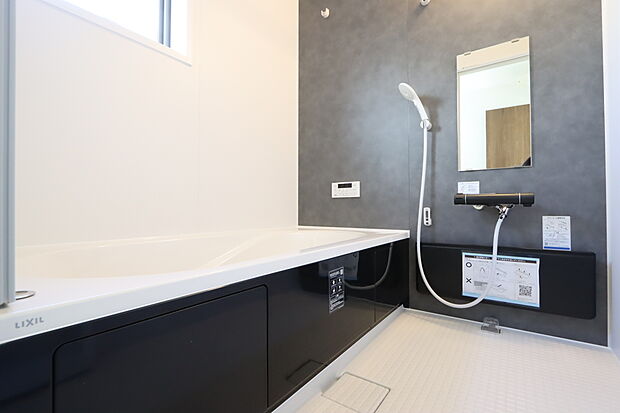 【窓付き浴室】浴室には窓を設け、自然光が差し込む明るい空間。清潔感のあるバスルームで、快適なバスタイムをお過ごしいただけます。