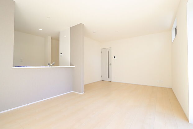 【1号棟リビング】対面式キッチン採用のリビングは、家事をしながらでもご家族の距離が縮まりますね。家具の配置もしやすく、使いやすい空間となっております。