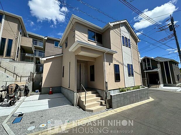 【類似外観同仕様写真】同ハウスメーカー施工例のため構造、階数、仕様は同一ですが、窓・ドア・バルコニー等の位置や形状、外壁・屋根等の色は実物と異なる場合があります。