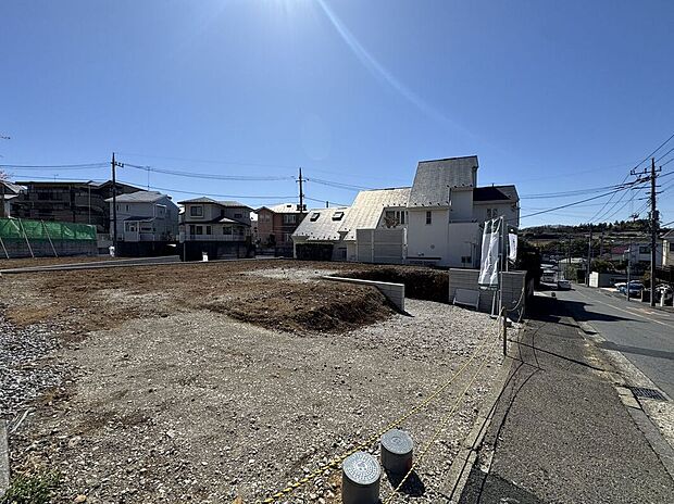 周囲は、景観や安全に特に配慮された第一種低層住居専用地域。閑静で美しい街並みが広がります。緑の潤いも感じられ、思わず深呼吸したくなる清々しい空を感じることができます。