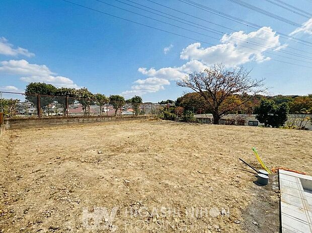 周囲は、景観や安全に特に配慮された第一種低層住居専用地域。閑静で美しい街並みが広がります。緑の潤いも感じられ、思わず深呼吸したくなる清々しい空を感じることができます。