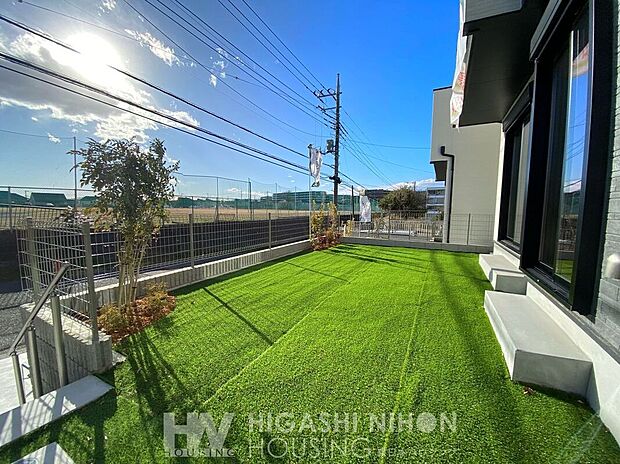 【庭】リビングから庭を眺めるゆとりの生活を。ガーデニングを楽しんだり、お子様の遊び場として活用したり...オープンでのびやかな空間が家族の絆を深めます。