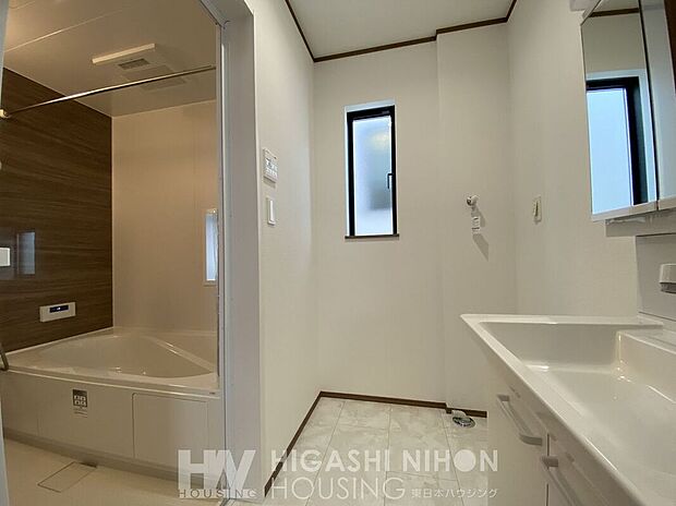 【洗面】洗面台や洗濯機を設置し収納スペースを確保するのはもちろん、手洗いや洗面、着替えなどの行為がスムーズにできる十分な広さがあります。