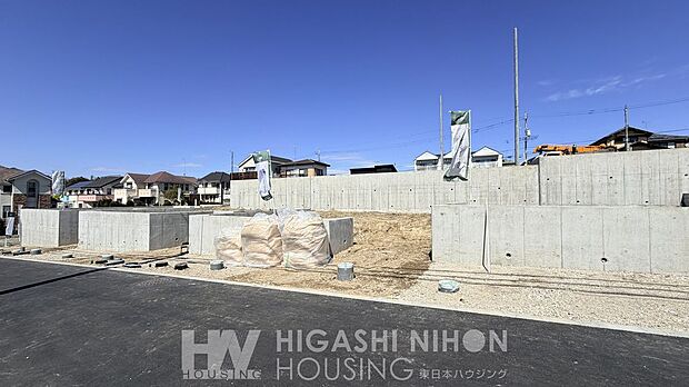 【外観】スーパーやコンビニ、ドラッグストアなど生活施設が徒歩圏に揃う便利な住環境。日々のお買い物もスムーズで、暮らしやすさを実感できるロケーションです。