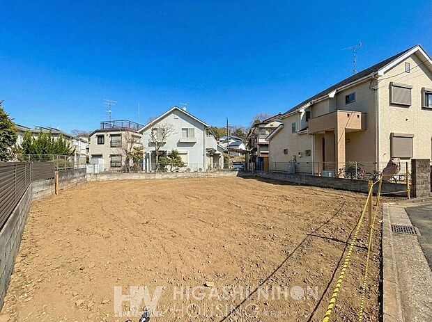 【外観】敷地面積50坪超のゆとりある敷地。駐車スペースは3台分確保され、ご家族の複数台所有や来客時にも対応可能。日常の使い勝手と安心感を兼ね備えた住まいです。