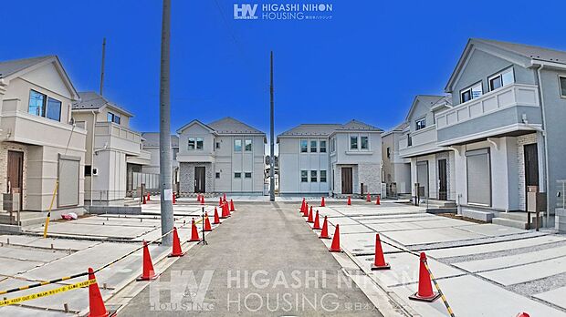 【前面道路含む外観】周囲は、景観や安全に特に配慮された第一種低層住居専用地域。閑静で美しい街並みが広がります。緑の潤いも感じられ、思わず深呼吸したくなる清々しい空を感じることができます。