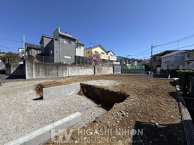 【外観】周辺にはコンビニ、ドラッグストアなどあると便利、万が一の時でも安心の施設が揃っております。現地のご見学の際には、周辺の環境も含めて丁寧にご説明させていただきます。