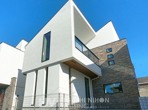 【建物プラン例　（外観写真）】外観仕様（Fredge標準）■石とガラスで魅せる重厚感のあるファサード類似外観同仕様：当物件とは扉や窓の開口部の位置等のデザインが異なります