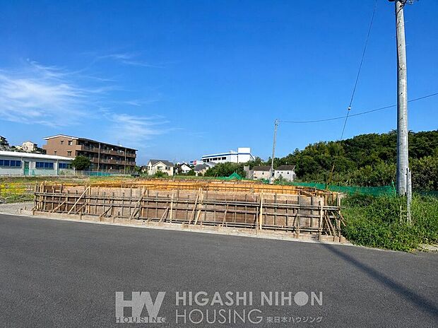 【外観】建築中の現地をご案内いたします! 全4邸それぞれ異なるプランで計画された新築分譲住宅。完成前だからこそ、現地で周辺環境や建物の配置、敷地の広さなどをぜひご確認ください。