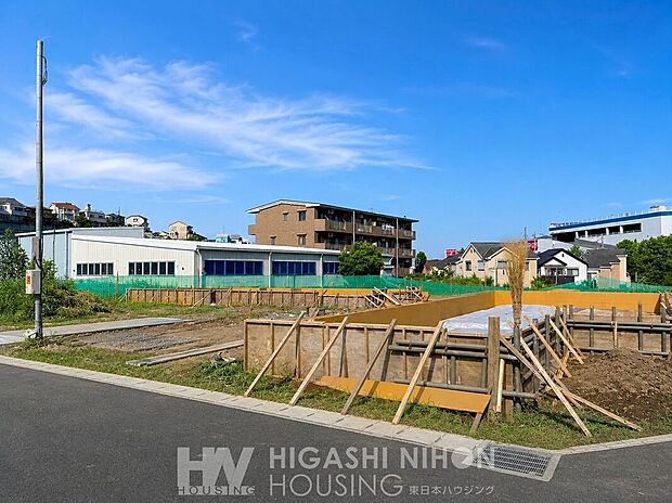 【外観】完成前から現地見学受付中! 図面だけでは分かりにくい敷地の広さや建物配置、前面道路との位置関係などを現地でご確認いただけます。完成事例のご案内もお気軽にお申し付けください。