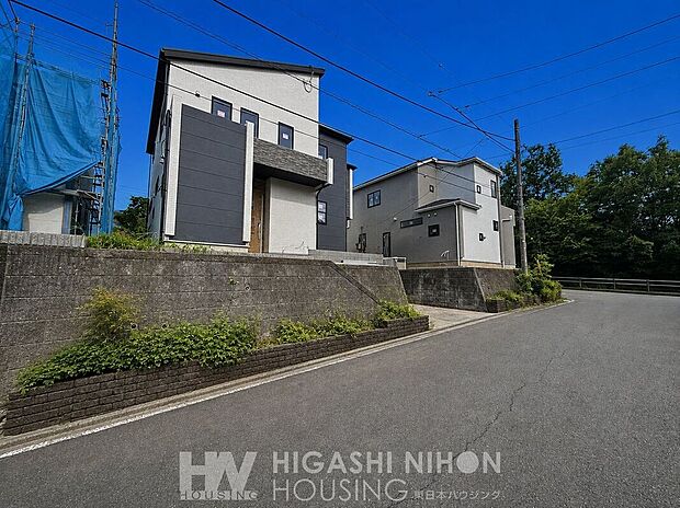 【外観】全12棟で形成される美しい街並み。今回販売の6棟から、お好みの住まいをお選びいただけます。