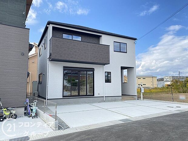 シンプルで洗練された外観が、住む人のセンスを引き立て、日々の生活に彩りを添える新築戸建てです