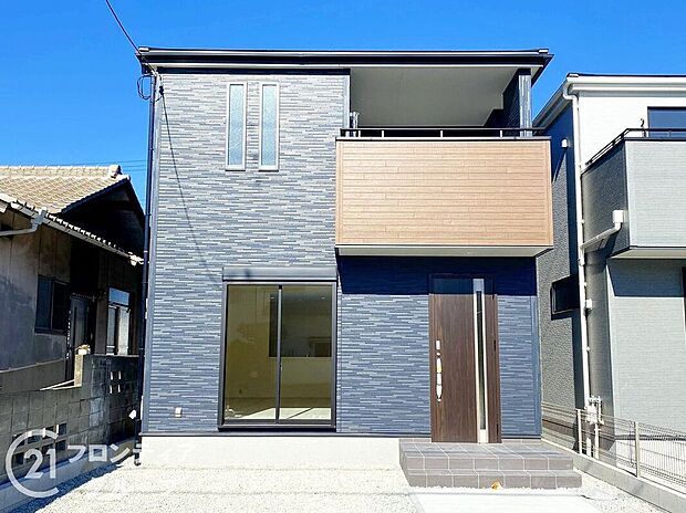 外壁にサイディング材を使用したおしゃれな外観。色柄バリエーションが豊富なため、住まいの表情を豊かに表現してくれます。また、雨で汚れを落としてくれるので、綺麗な外観が長続きします！