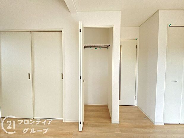 毎日の片付けがスムーズになる、使いやすい収納です。収納スペースが豊富にあるため、日常の物を効率よく整理整頓できます。片付けが楽しくなる工夫が満載で、快適な生活を実現します。