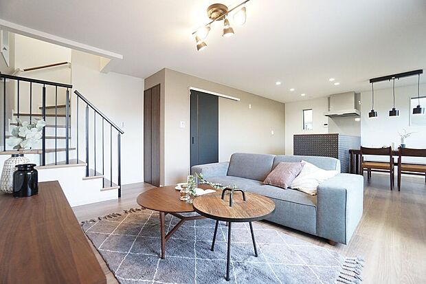 【施工例/リビング(リビング階段)】家族が自然と顔を合わせる機会が増えるリビング階段。玄関ホールや廊下を省略できるため、家の中のスペースの有効活用にもなります。