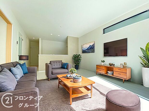 【家具設置イメージ画像】ナチュラルな色合いとはっきりとした木目で、木の温もりを感じながら過ごせる広々としたリビングです。お好きなインテリアでお気に入りの空間を作り出せますね。