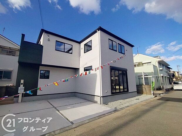 シンプルで洗練された外観が、住む人のセンスを引き立て、日々の生活に彩りを添える新築戸建てです