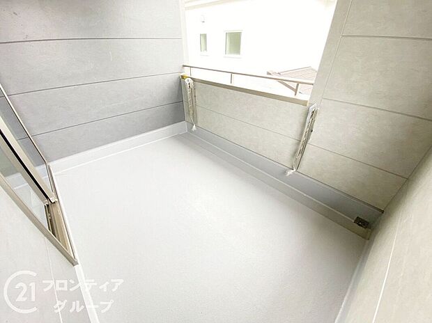 【バルコニー】日当たりの良いバルコニーは、お洗濯が多いときも安心！たくさん干してもカラっと乾きそうです！