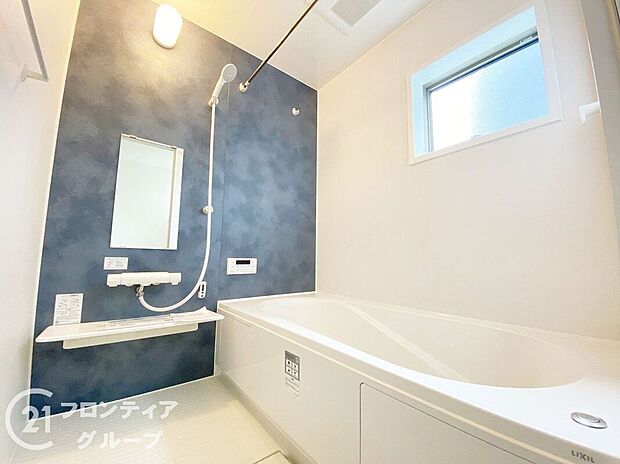 【バス】浴槽は環境にやさしい節水タイプを採用。浴槽内ステップで半身浴や親子入浴も楽しめるので、毎日のバスタイムをエコで素敵に演出してくれる小窓付きの浴室です