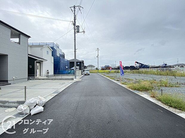【前面道路含む外観】前道が広く、駐車も楽々できる便利な立地です。安全性を考慮した設計で、安心してお子様が遊べます。