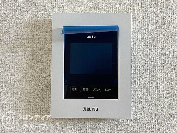 【防犯設備】ハンズフリー機能を備えたカラーモニターインターホンを採用！お料理中などで手が塞がっていても便利に応答可能です！夜間の映像確認機能もついていて、安心ですね！