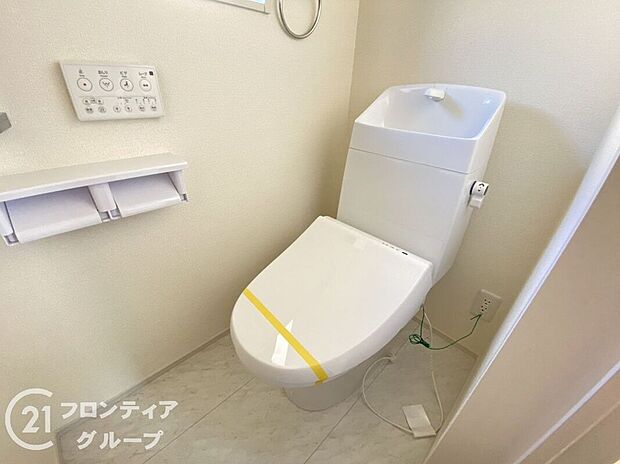 【トイレ】便器にふちがなく、汚れが隠れて見えない部分が極端に少なくなっており、お手入れも楽々！スピーディでパワフルな洗浄力を実現しています！