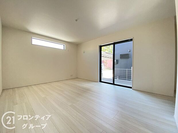 【リビング】LDKには大きな窓からたくさんの光が入り、明るく、開放的な空間を演出してくれます。お友達が遊びに来た時も自慢のリビングになりますね！