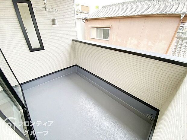 【バルコニー】日当たりの良いバルコニーは、お洗濯が多いときも安心。たくさん干してもカラっと乾きそうです！