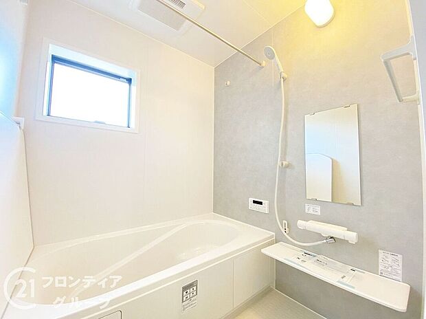 【バス】浴槽は環境にやさしい節水タイプを採用。浴槽内ステップで半身浴や親子入浴も楽しめるので、毎日のバスタイムをエコで素敵に演出してくれる小窓付きの浴室です