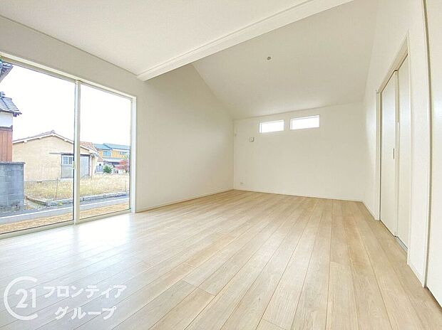 【リビング】フローリングは、日常生活で床材の受ける様々な傷や、温度・湿度変化によるひび割れの発生を大幅に抑える特殊加工を施工済みです！