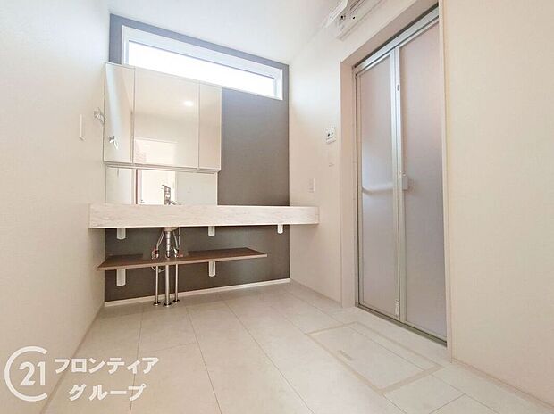 【洗面】小窓付きの洗面室は、毎朝心地よい光を運んでくれるので、すがすがしい気持ちで１日をスタートできます！