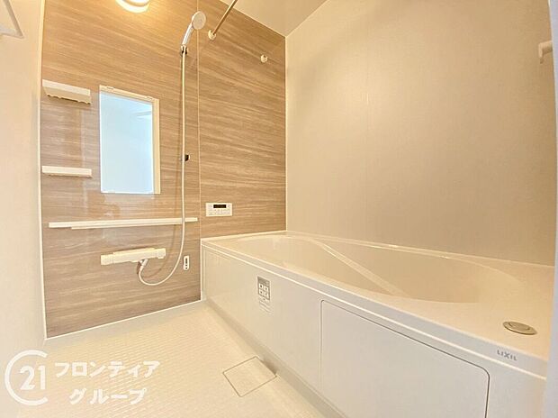 【バス】ゆったりと脚を延ばして、1日の疲れを癒せます。落ち着いた色合いは、心を穏やかにし、リラックスタイムをより豊かにします。