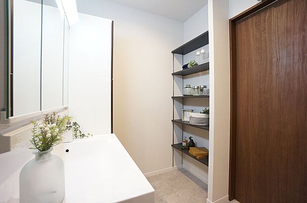 【その他】【施工例/ファミリークローゼット】家族全員の衣類や荷物を一箇所にまとめて収納できるファミリークローゼット。洗濯から収納までの家事動線が短くなり、家事の負担が軽減されます。