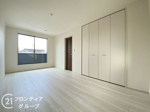 【寝室】室内はシンプルな仕様となっており、それぞれの好みに合わせたインテリアで、趣味に合わせてレイアウトしやすくなっております。