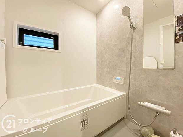 スタイリッシュなバスルームで、贅沢なひとときを過ごすことができます。デザイン性と機能性を兼ね備えた空間です。